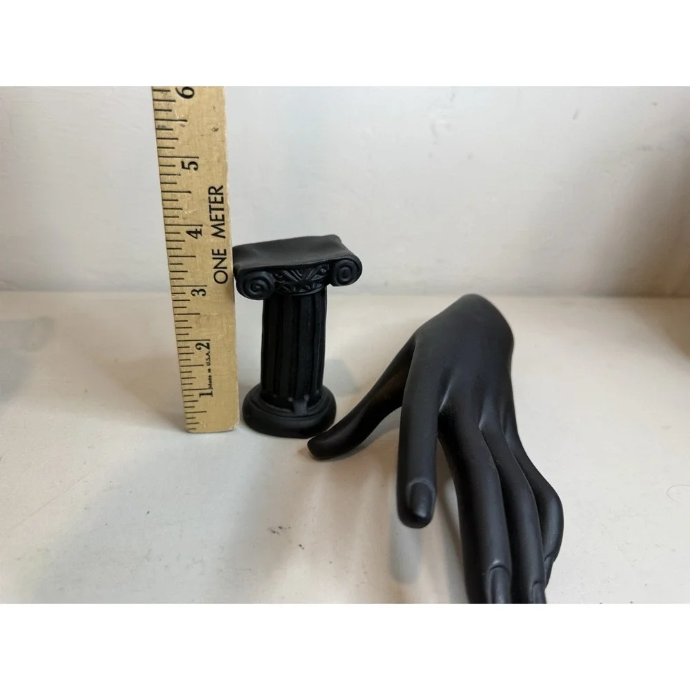 The Unbranded Brand hand model